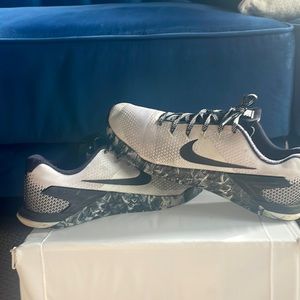 Selling Nike Metcon 4